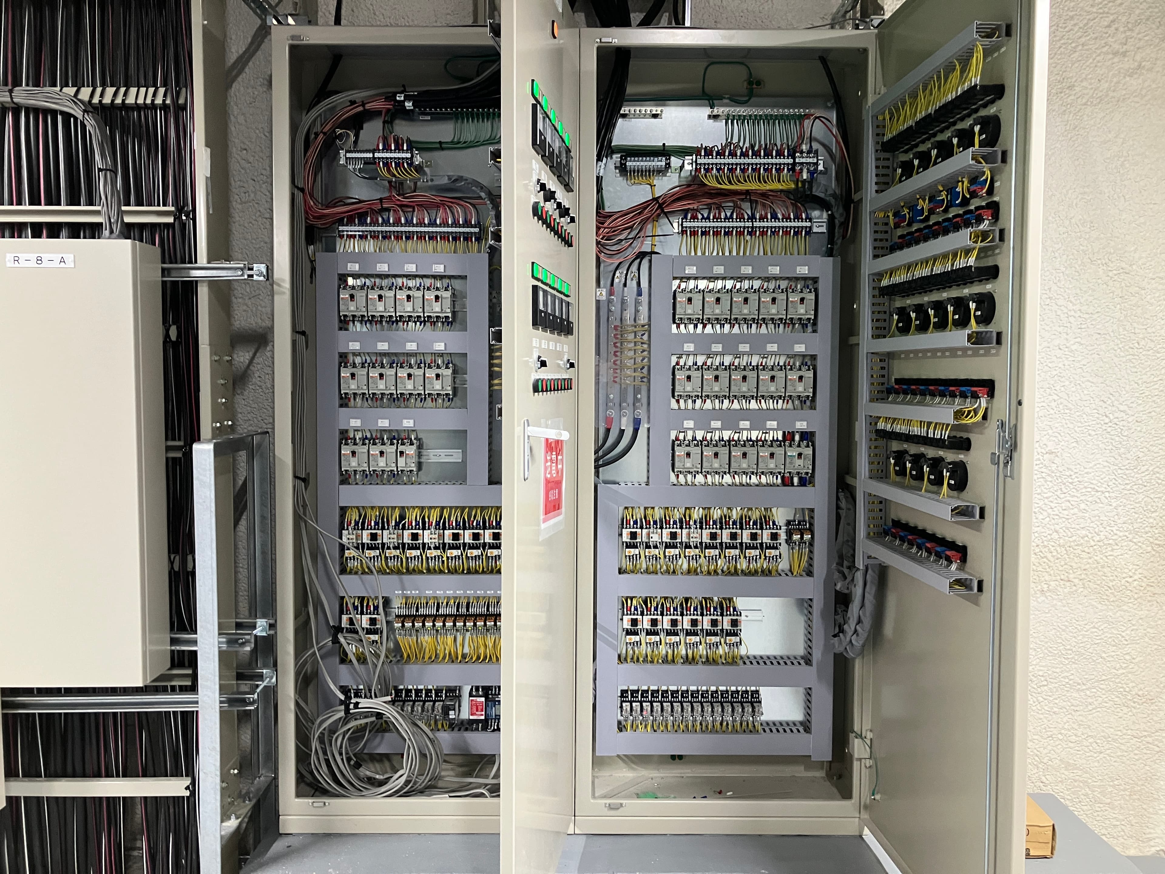 電気工事作業風景